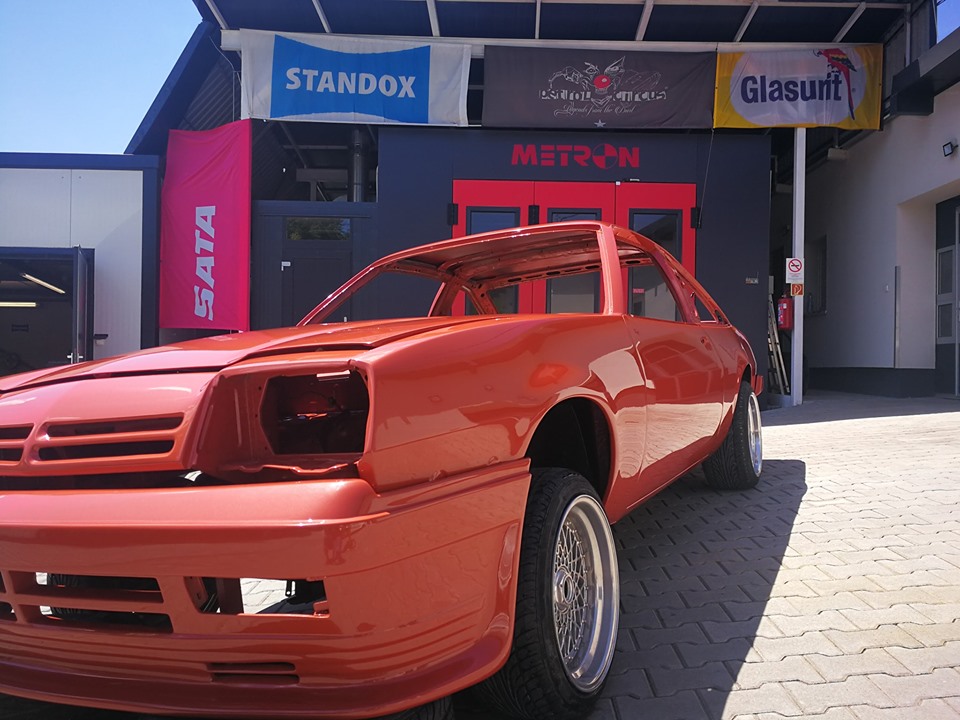 Opel Manta B Burnt Orange színben a műhely előtt